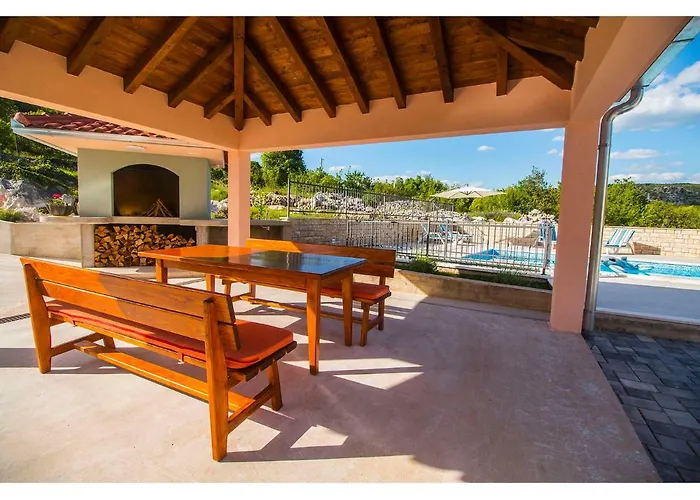 Charming Katja With Private Pool And Ac In Rooms, Near Split أوميس