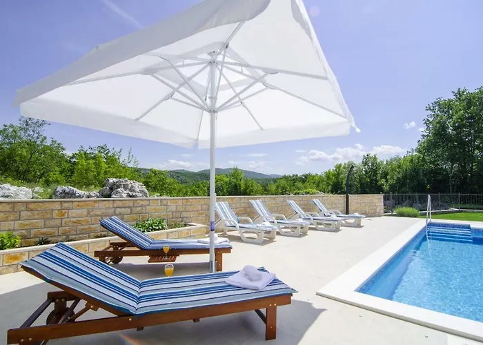 فيلة Charming Katja With Private Pool And Ac In Rooms, Near Split أوميس
