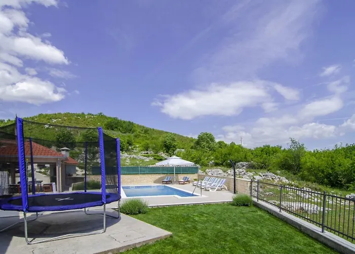 Charming Katja With Private Pool And Ac In Rooms, Near Split أوميس