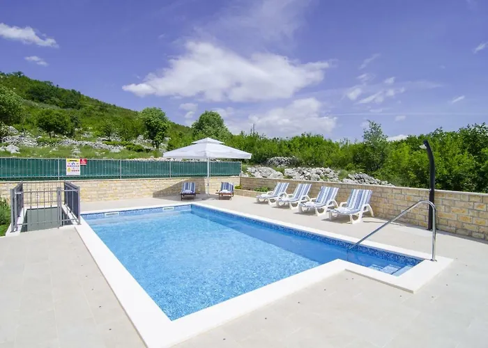 فيلة Charming Katja With Private Pool And Ac In Rooms, Near Split *