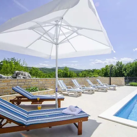 فيلة Charming Katja With Private Pool And Ac In Rooms, Near Split أوميس